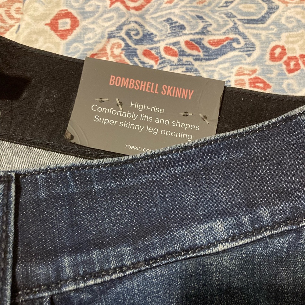 NWT Torrid bombshell skinny, dark blue, distressed jegging jean